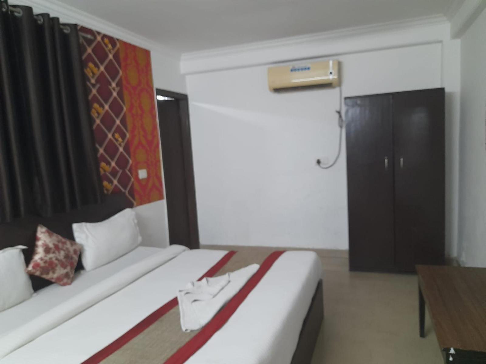 Hotel Airport Aditya Inn Yeni Delhi Dış mekan fotoğraf